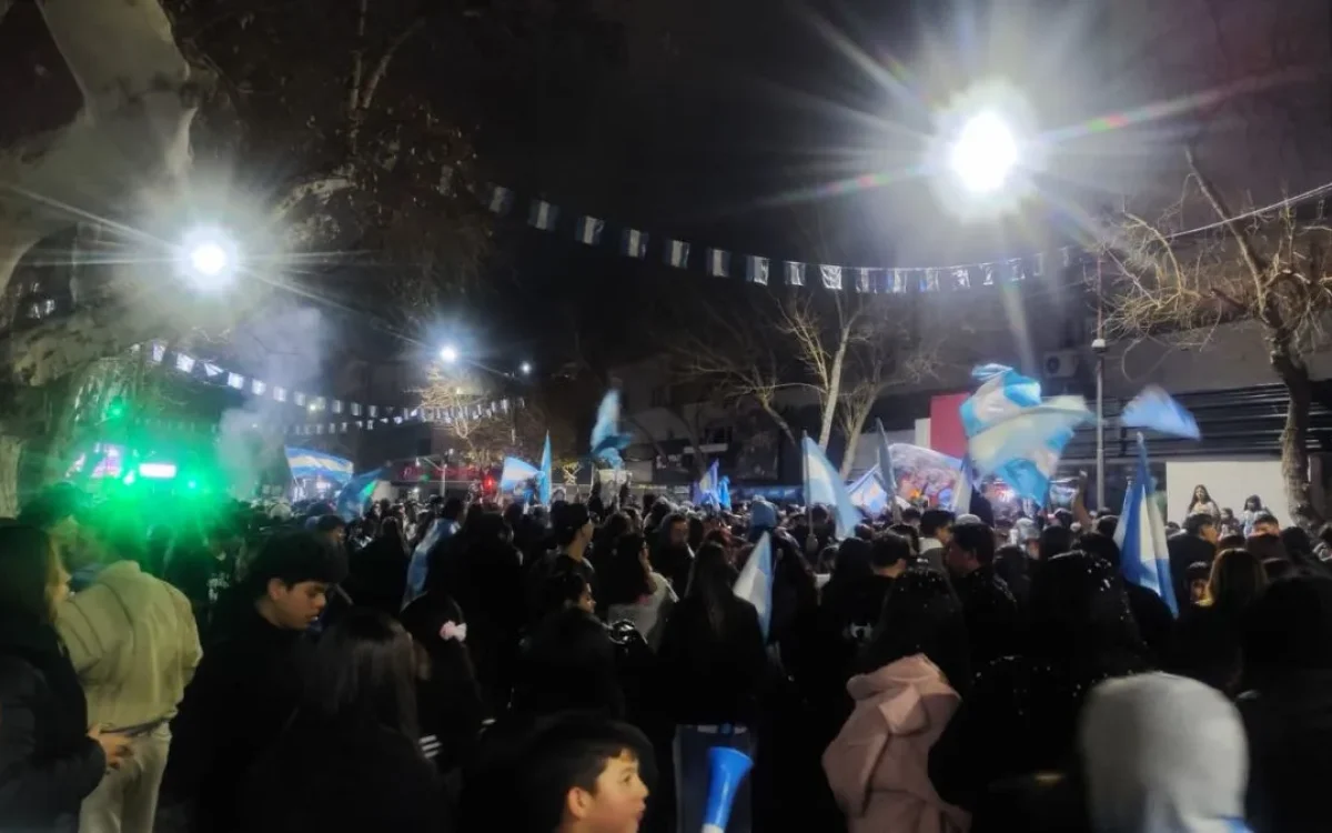 Hinchas sanjuaninos reunidos tras la final del Mundial 2026