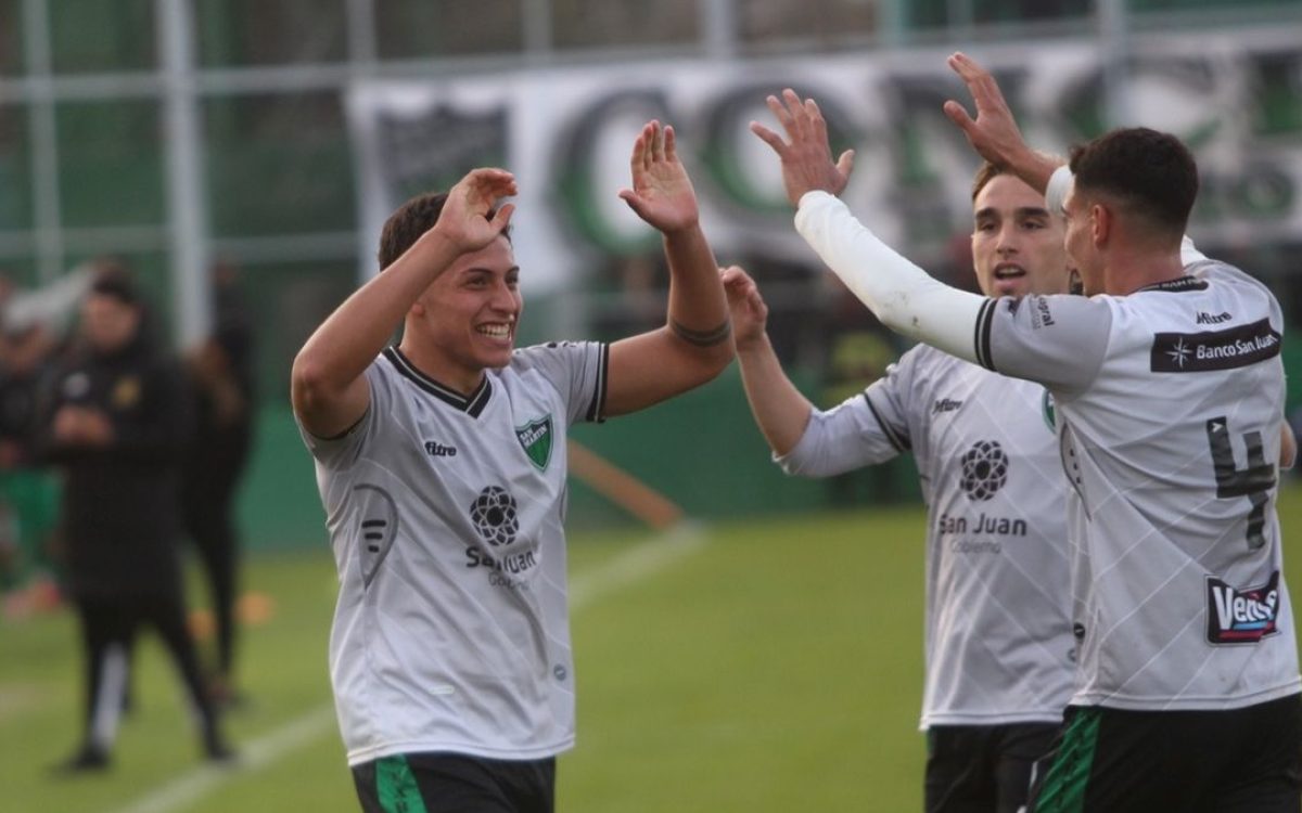 Jugadores de San Martin de San Juan festejan el triunfo ante Agropecuario en Concepcion