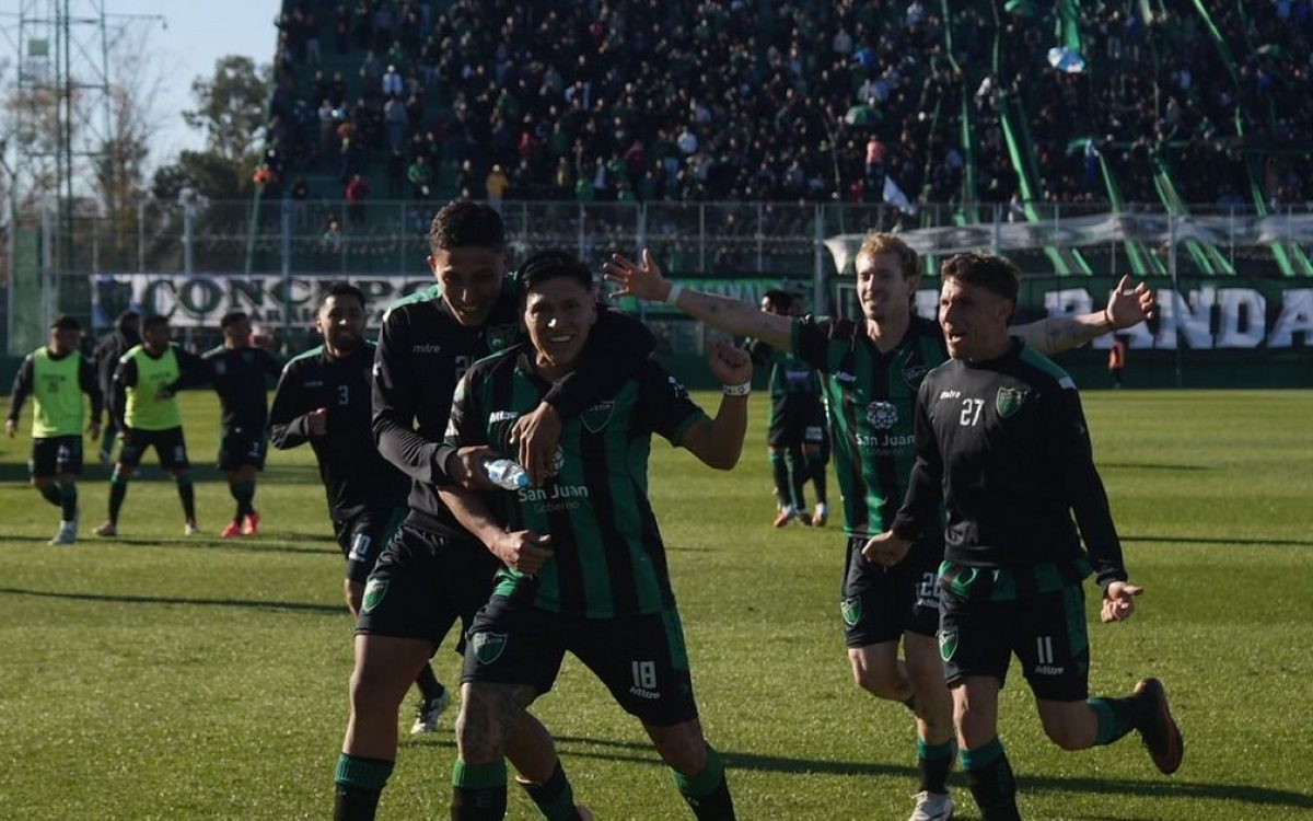 Jugadores de San Martín celebran en el campo del Hilario Sánchez