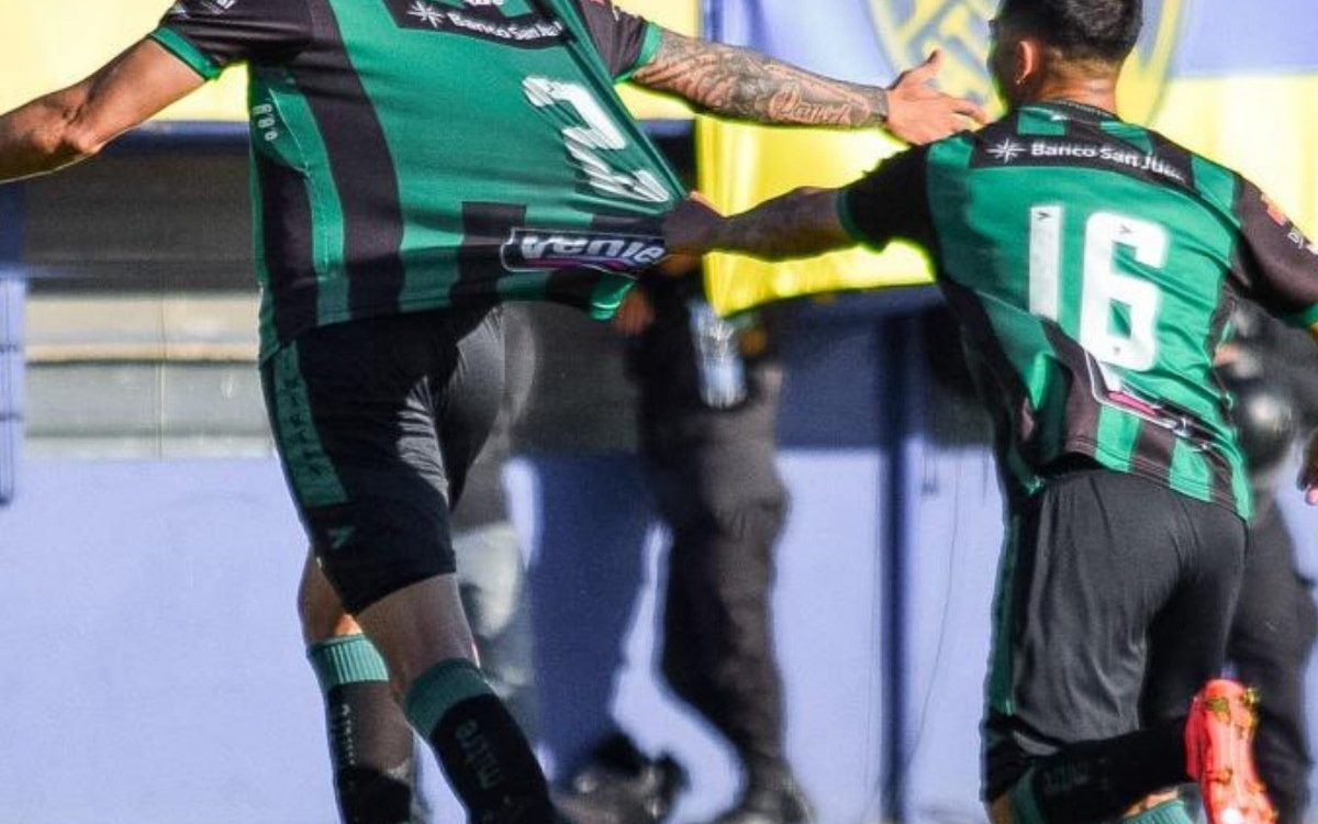 Jugadores de San Martín celebran durante un partido anterior.