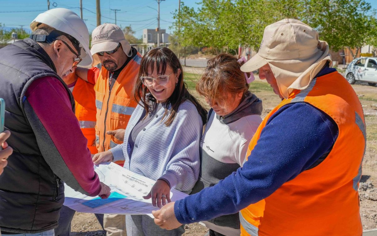 Recorrida de las obras de la plaza del Loteo Santa Isabel, en Chimbas, con revisión de los planos junto al personal de obra.