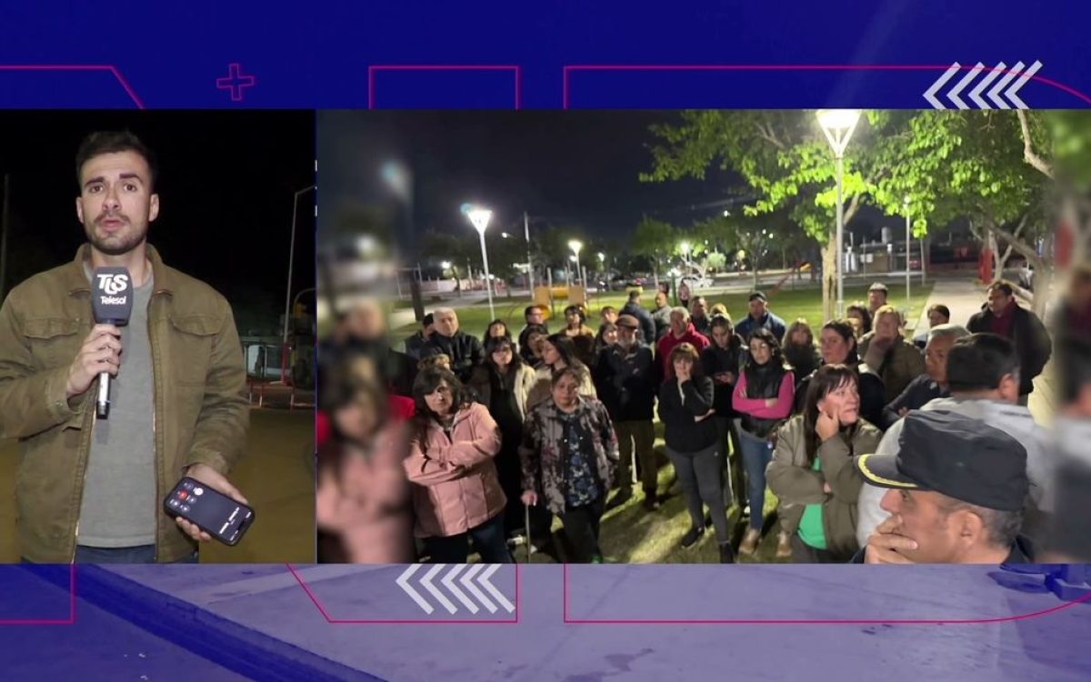 Captura de una cobertura televisiva de una reunión vecinal nocturna en Chimbas