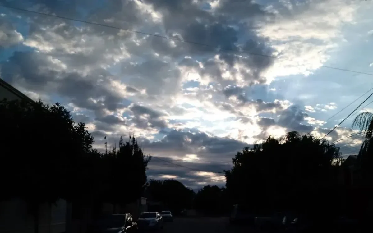 Cielo invernal y jornada fresca en San Juan durante el domingo 16 de agosto de 2026
