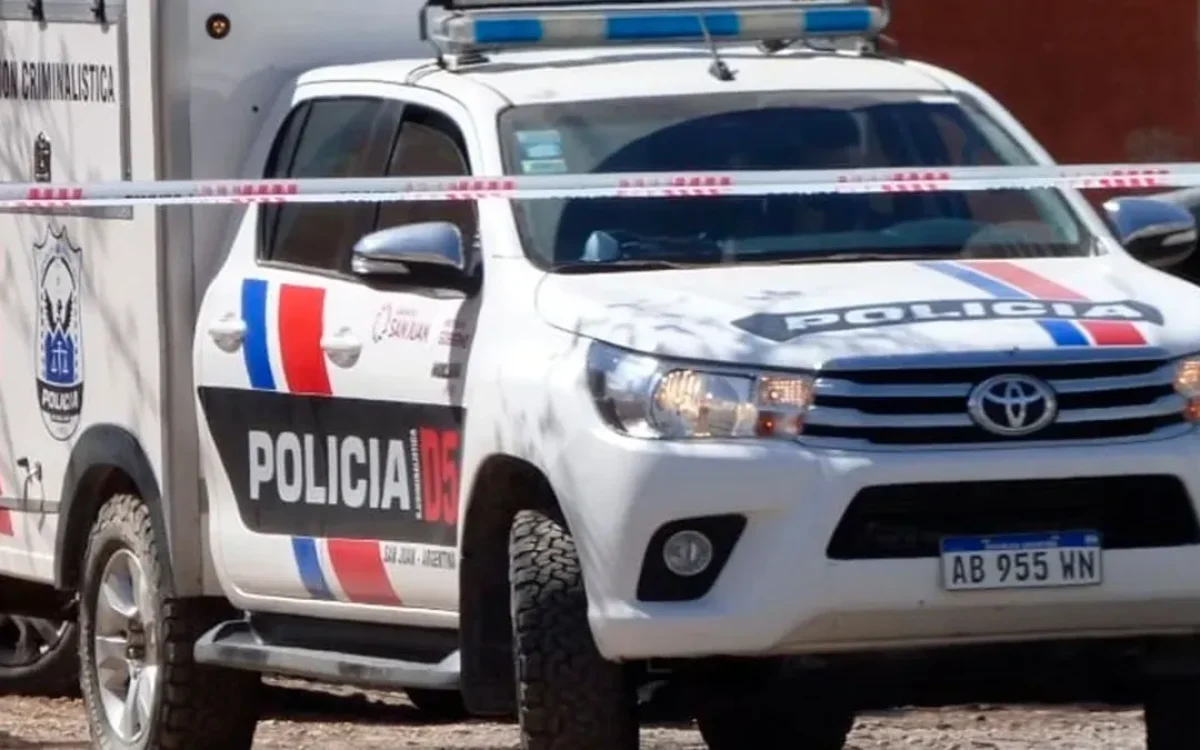 Movil policial en una escena de siniestro vial en San Juan