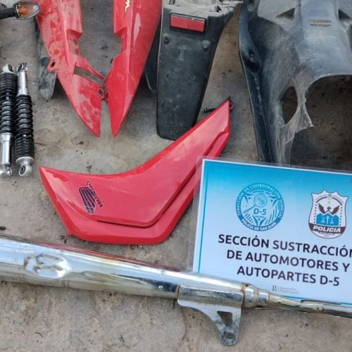 Moto desarmada y autopartes secuestradas en un operativo policial en Chimbas