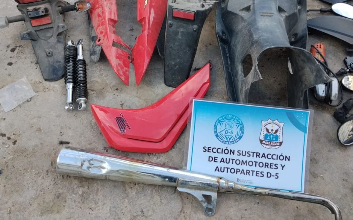 Moto desarmada y autopartes secuestradas en un operativo policial en Chimbas