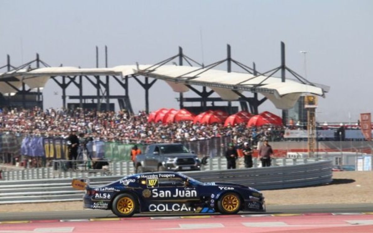 Tobias Martinez celebra su victoria en el Desafio de las Estrellas en el circuito El Villicum