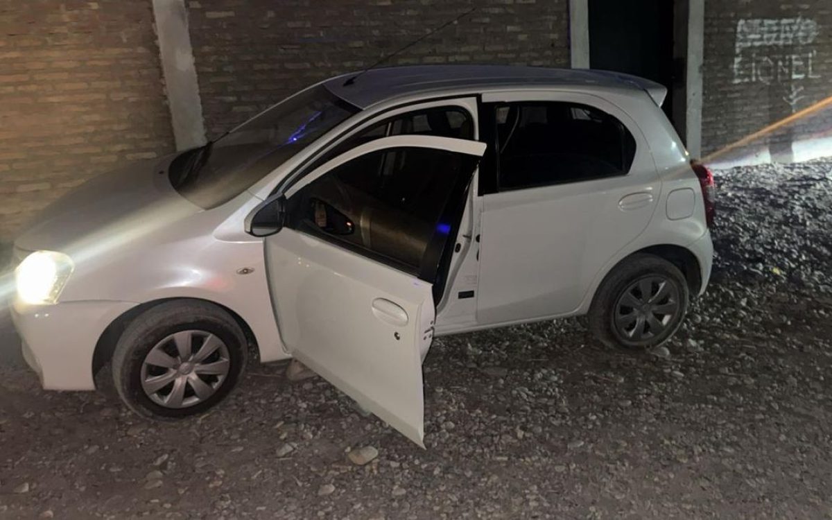 Toyota Etios recuperado por la Policía después de una persecución que terminó en el barrio API II de Chimbas