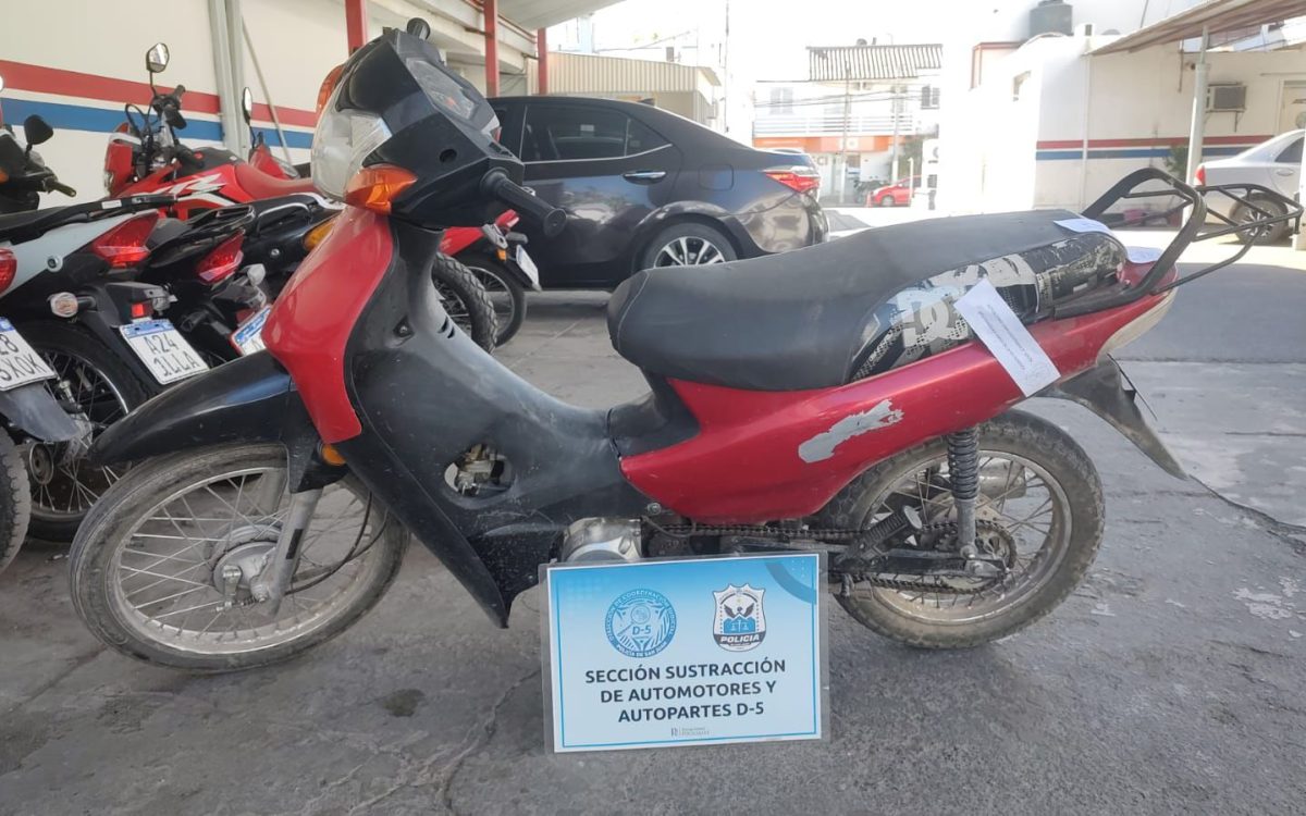 Motocicleta roja secuestrada en los operativos de la Sección Sustracción de Automotores y Autopartes D-5.