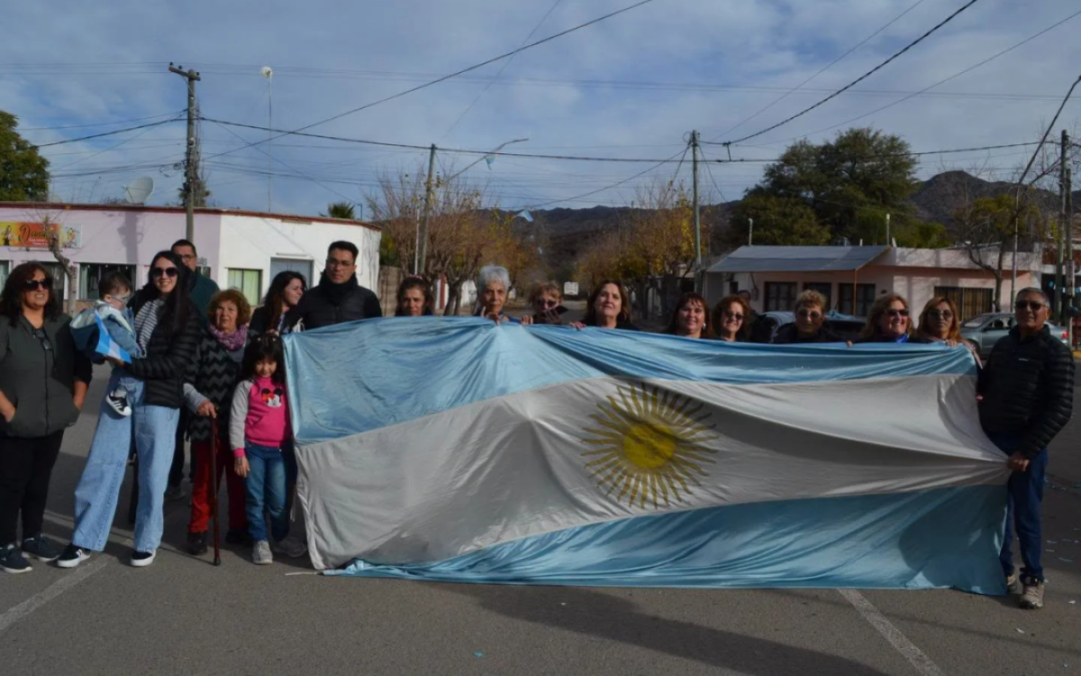 Vecinos de Valle Fertil durante la manifestacion por los limites de San Juan