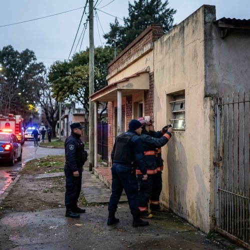 Se olvido las llaves y quedo atascado en el ventiluz: tuvieron que rescatarlo la policia y bomberos en Chimbas