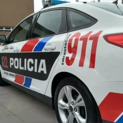 Auto volcado en Caucete tras un accidente vial con cinco heridos