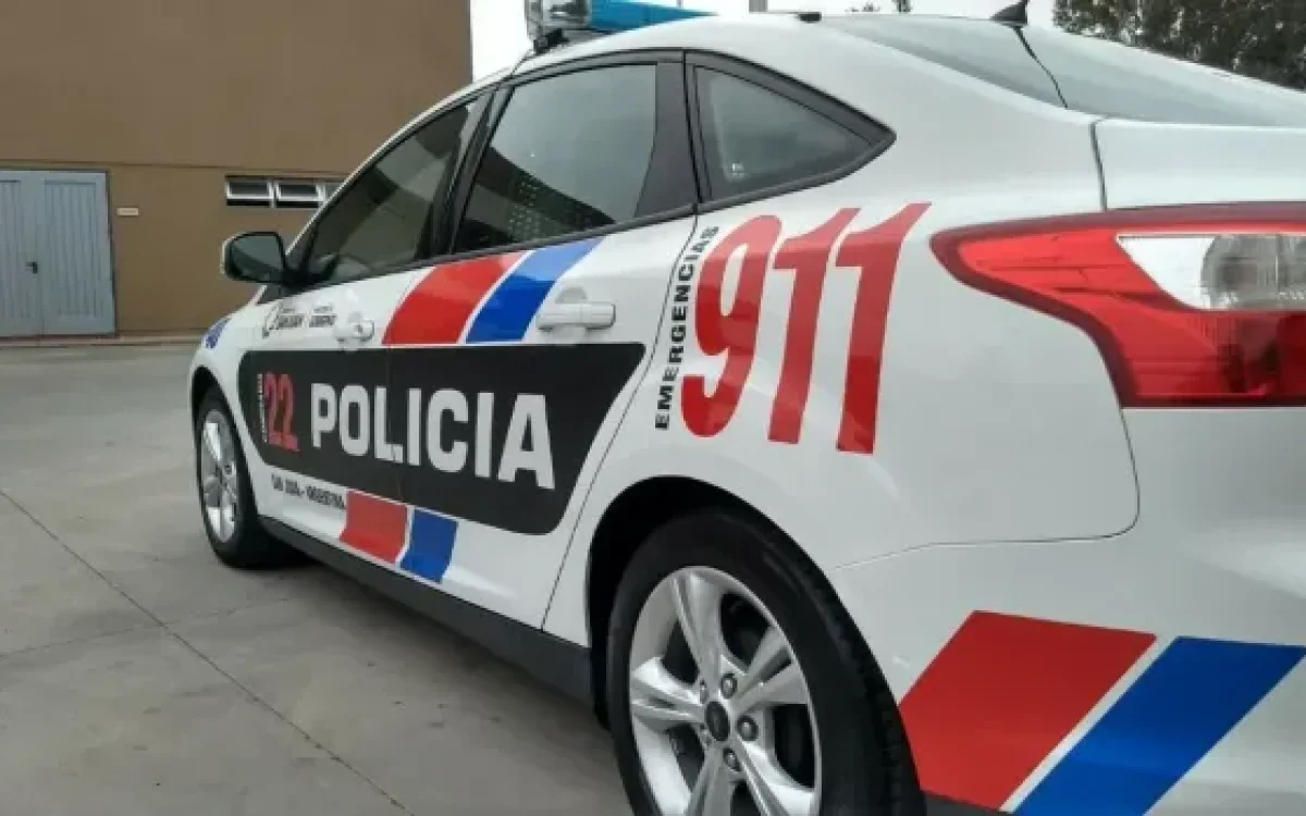 Auto volcado en Caucete tras un accidente vial con cinco heridos