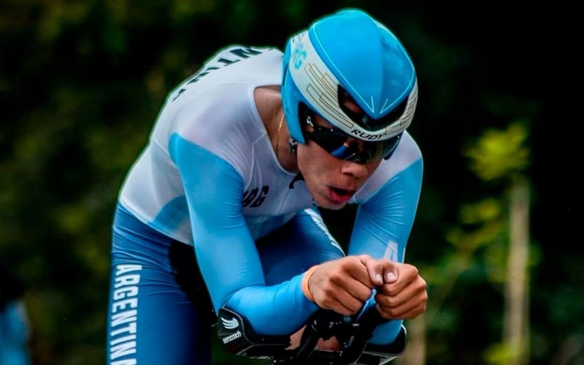 Mateo Kalejman con indumentaria argentina durante una prueba de ciclismo contrarreloj.