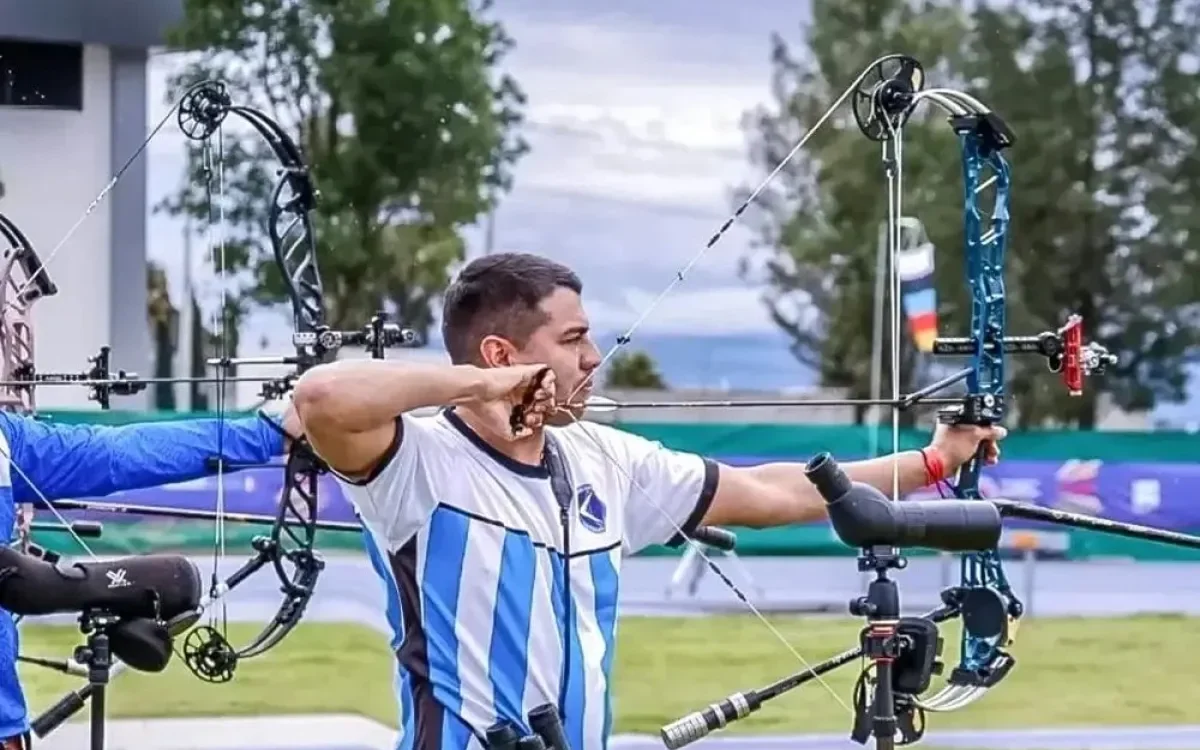 Lucas Garcés prepara un lanzamiento con su arco compuesto y la camiseta argentina.