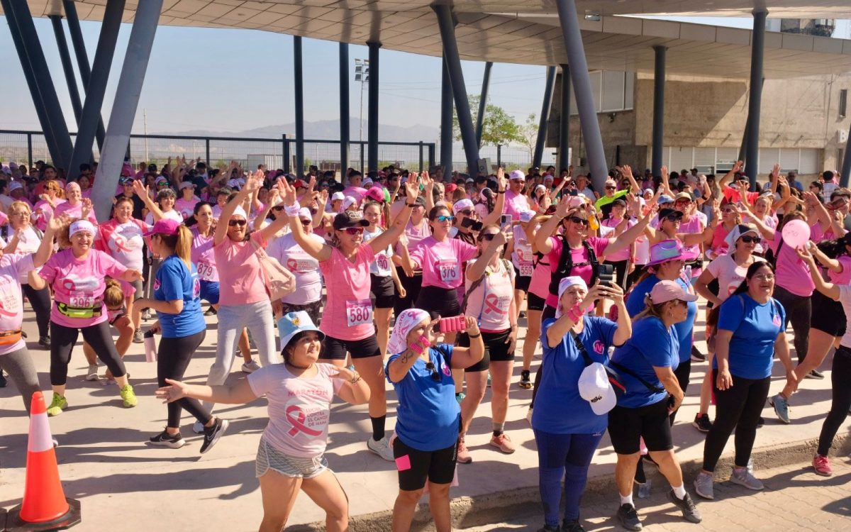 Multitud con remeras rosas en una maratón contra el cáncer de mama en Chimbas