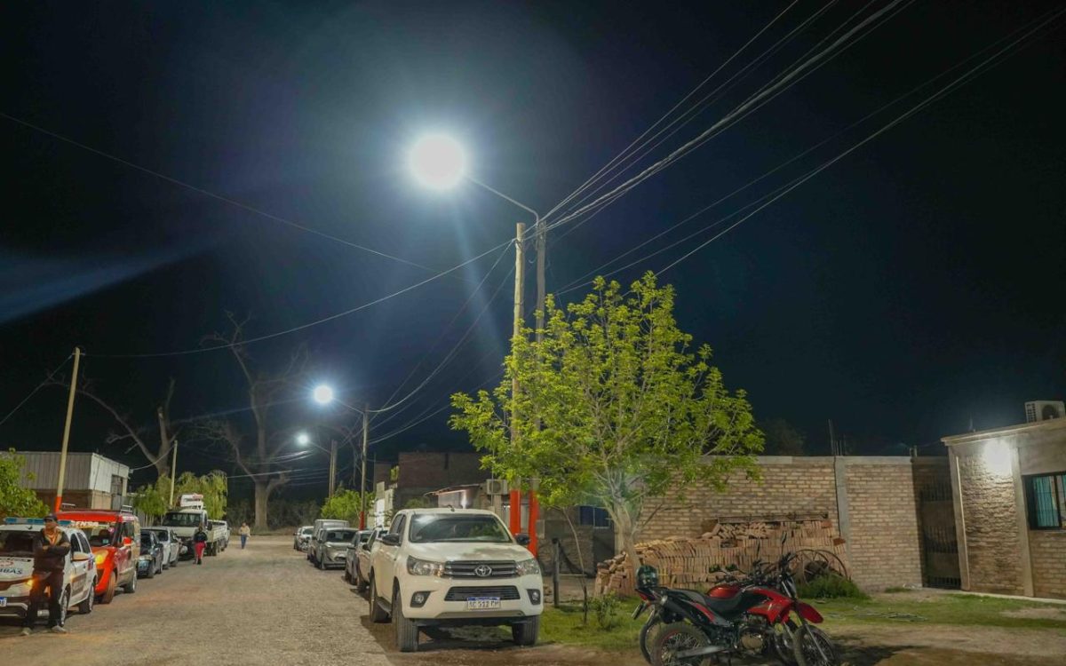 Luminaria LED encendida sobre una calle del Loteo Nazareno, con vehículos estacionados