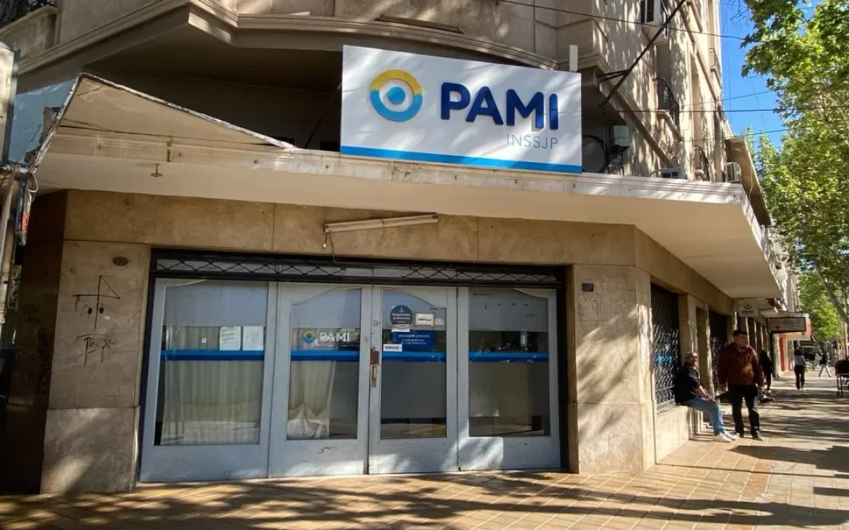 Entrada de una oficina de PAMI con el cartel del organismo sobre la puerta.