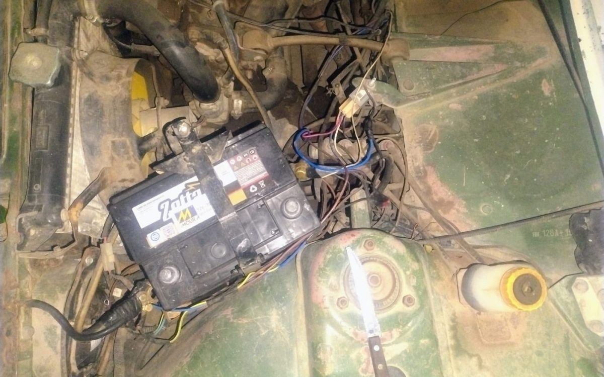 Capital: lo sorprendieron robando la batería de un auto y herramientas de una casa