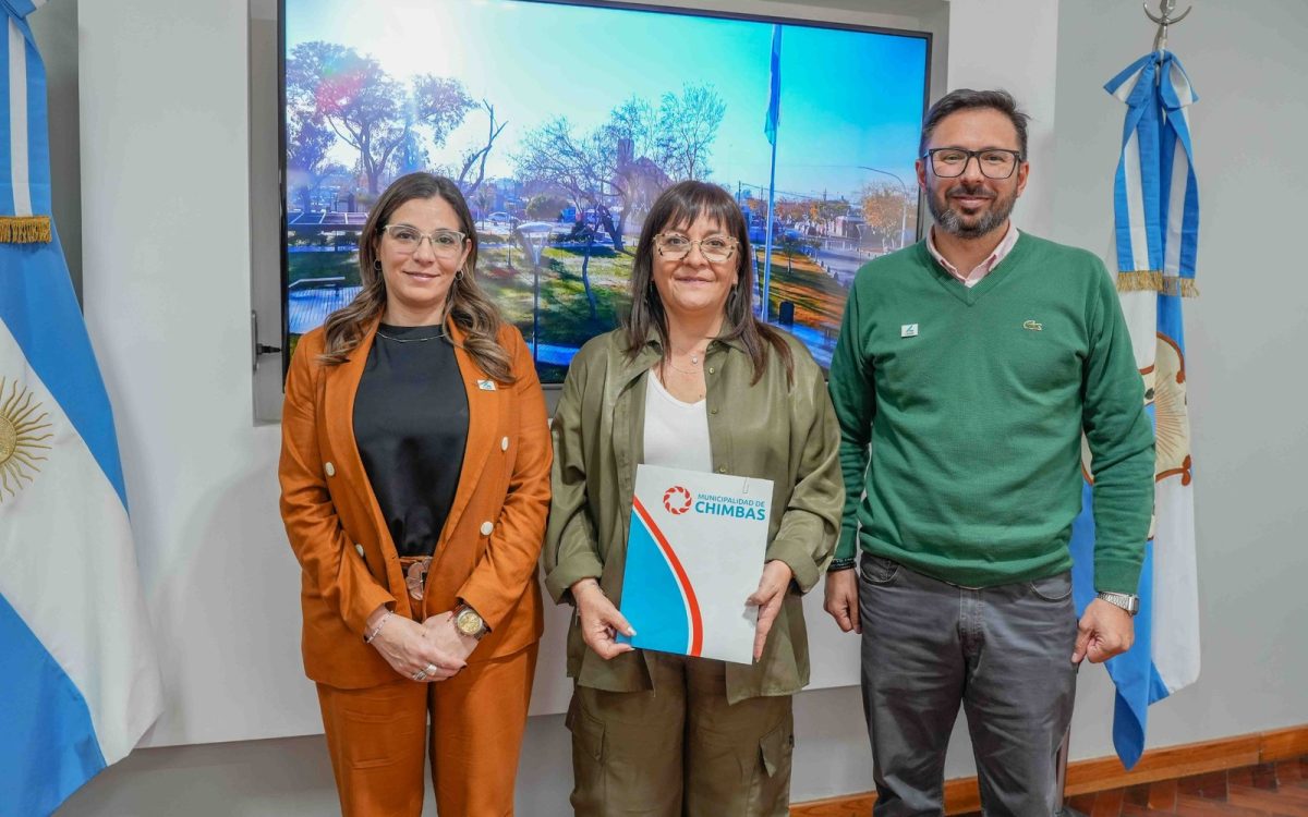 Intendenta Daniela Rodríguez con representantes de LENOR en la Municipalidad de Chimbas