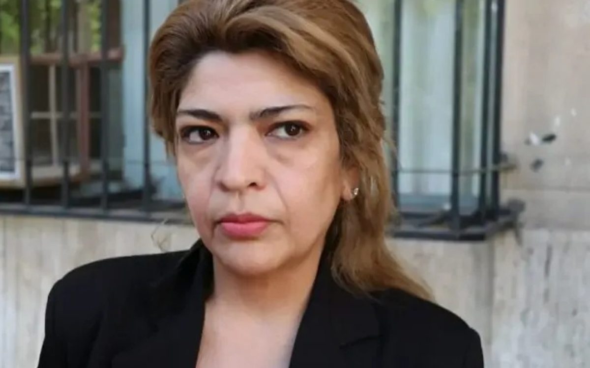 La defensora María Filomena Noriega, de saco negro, frente a una ventana con rejas
