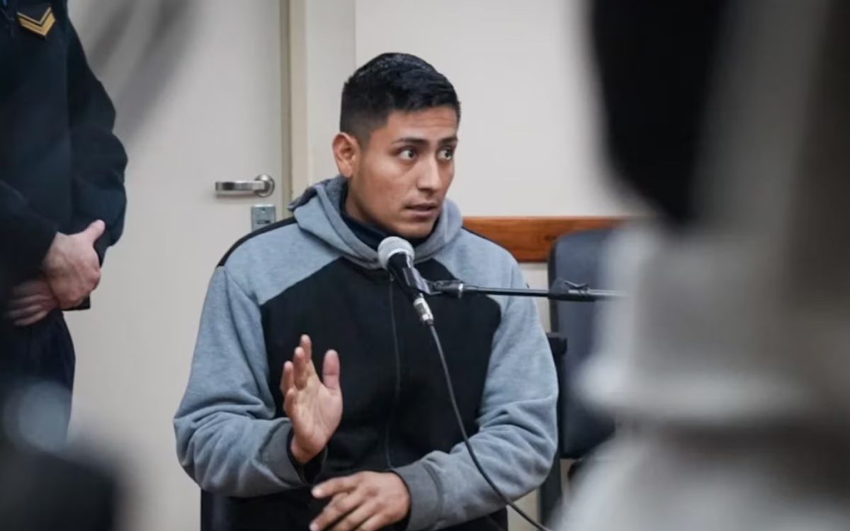 Gonzalo Rivero, imputado por la muerte de Camila Vecchiarello, habla ante un micrófono en una audiencia