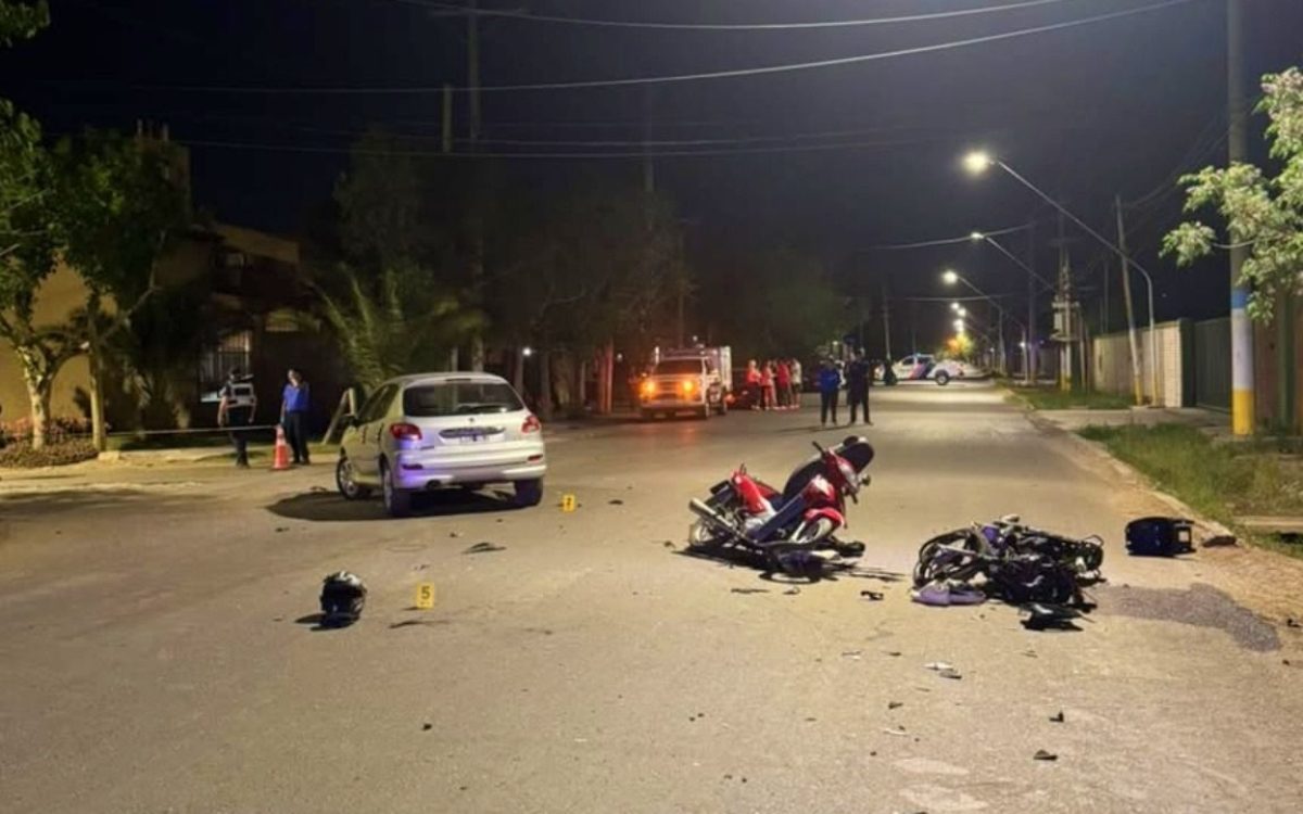 Dos motocicletas sobre la calzada y un automóvil en el lugar del choque en Rawson.