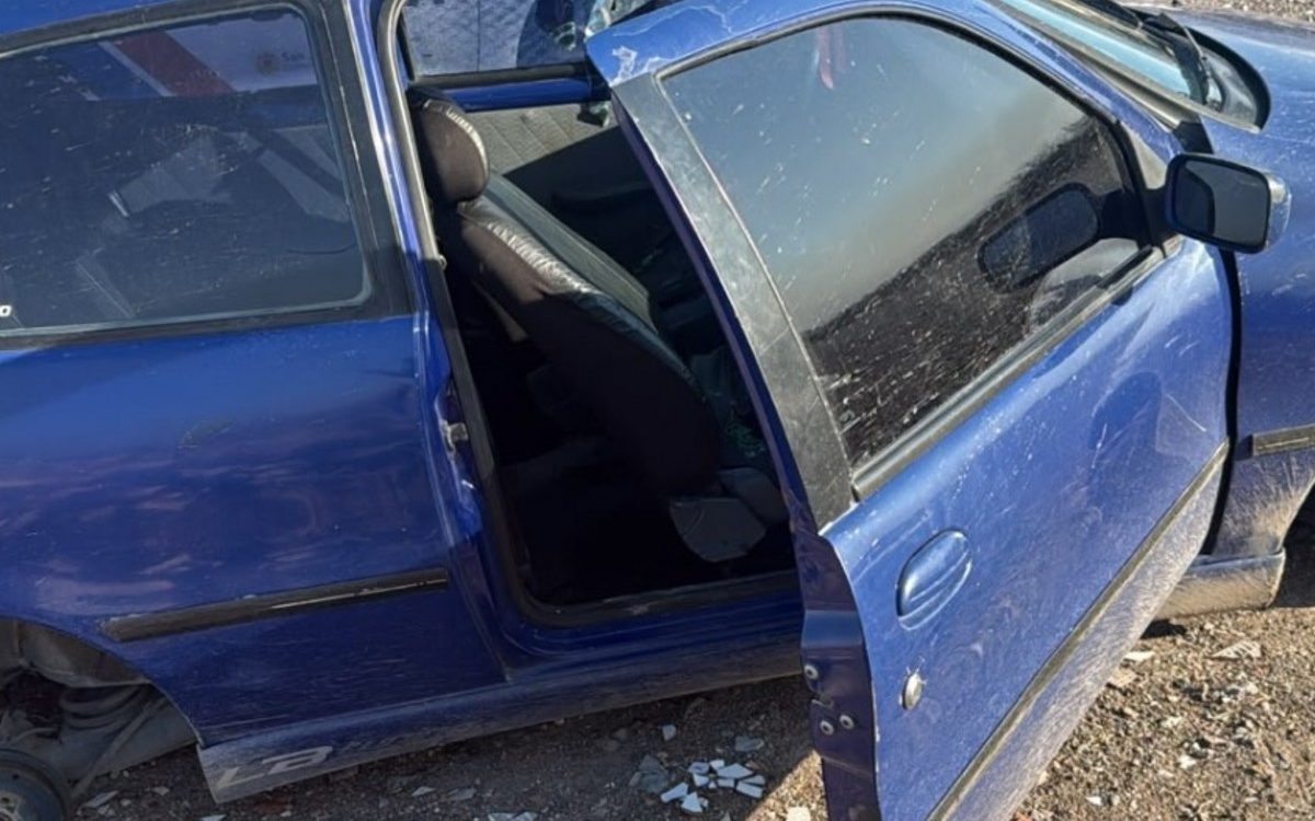 Fiat Palio azul recuperado en Chimbas, con una puerta abierta y daños visibles.