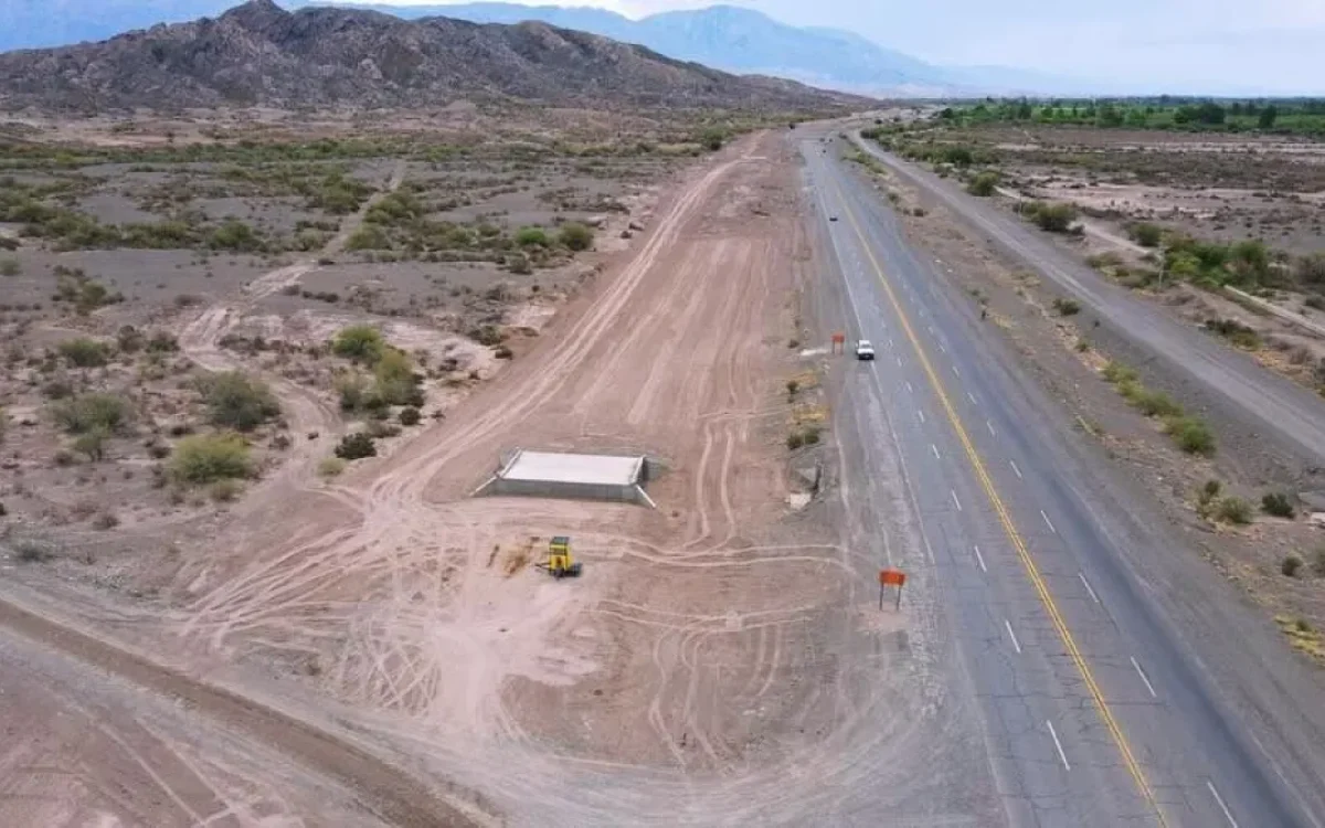 Vista aérea de una ruta y de trabajos viales junto a su calzada.