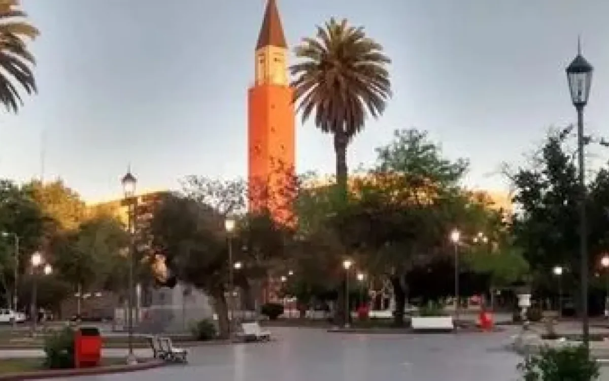 Vista de la plaza y el campanil de la Catedral de San Juan.