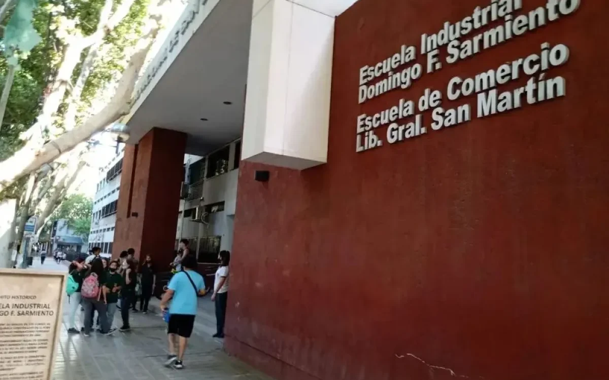 Fachada del edificio de la Escuela Industrial y la Escuela de Comercio de la UNSJ.